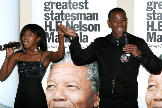 mandela_gets_honorary_doctorate_from_limkokwing_university6[1]