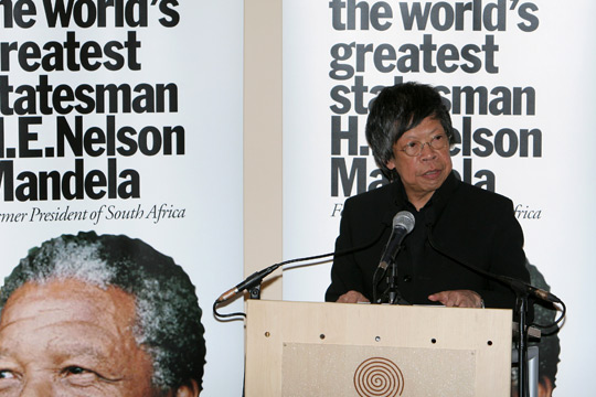 mandela_gets_honorary_doctorate_from_limkokwing_university7[1]