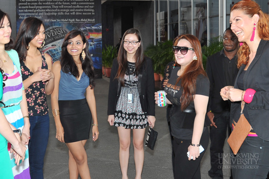 miss_universe_malaysia_2012_finalists_visit_limkokwing004[1]