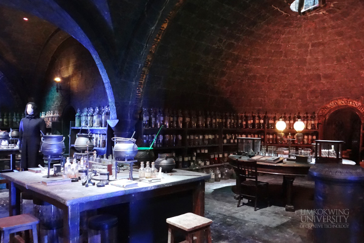 Global_Classroom_students_get_an_insight_into_how_Warner_Brothers_Studios_brought_the_world_of_Harry_Potter_to_life.006