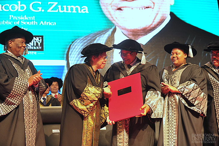 Jacob_Zuma_to_receive_an_honorary_doctorate_063