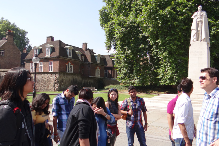 global_classroom_students_tour_london004