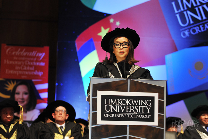 Dato Farah Khan, who received an Honorary Doctorate of Global Entrepreneurship, addressing the crowd