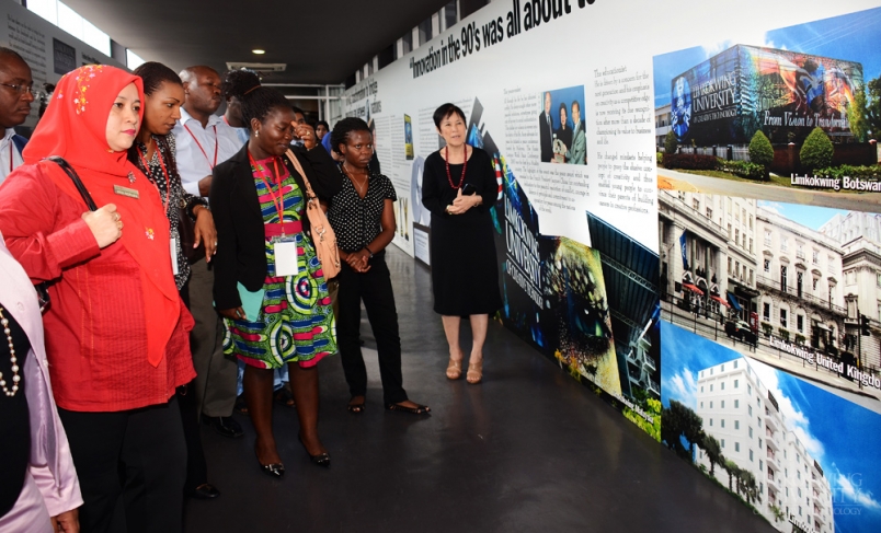 Senior Vice President Dato' Gail Phung briefing the visitors of the founders achievements in the Presidential Library.