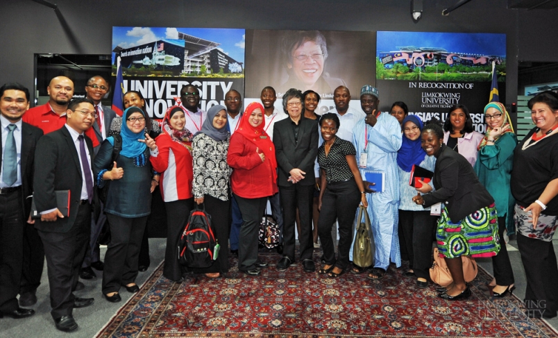 A group photo of the delegates of the African Investment Promotion Agencies with university founder Tan Sri Lim Kok Wing and Vice President Dato’ Fajura Juffa.