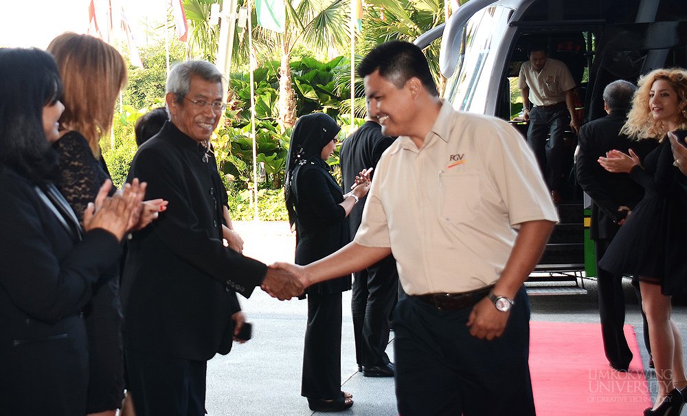 27 delegates from Felda Global Ventures Holding Berhad were given a warm greeting by the university.