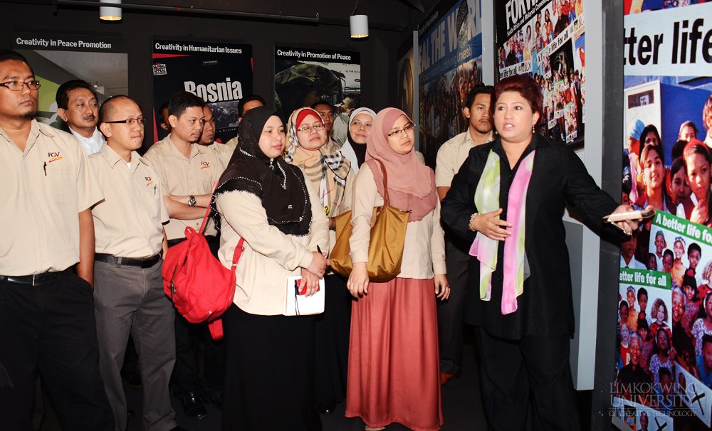 Limkokwing University Vice President, Dato’ Fajura Juffa giving a tour of the Creative Library.