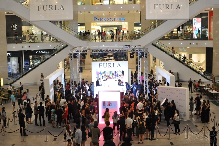 The crowd gathers at Pavillion during the "Candy Brssima KL Tour"