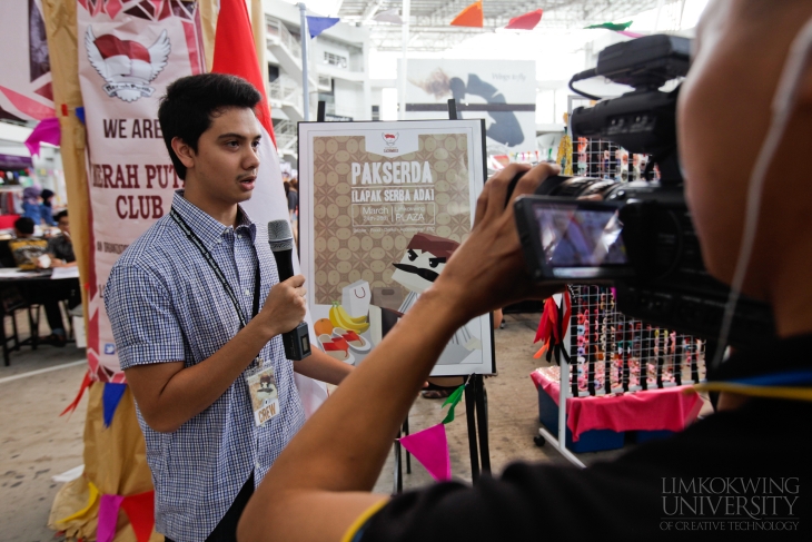 A member of the Merah Putih Club speaks to the media team about the Pakserda Bazaar