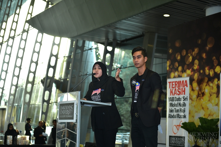 Students Hidrawati Tahir from FELDA Mempaga 2 Pahang and Mohd Rizuan from FELDA Kahang Barat Johor spoke at the stage on behalf of their ‘Generasi Global’ team