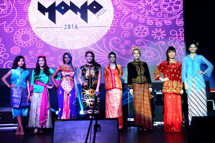 International models parading traditional Indonesian clothes