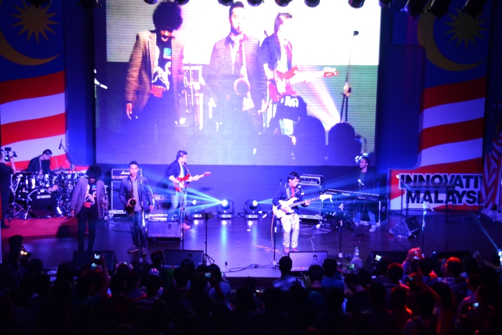 The night was filled with live performances from Indonesian celebrity bands