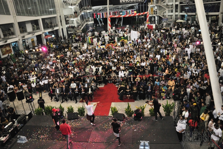 The crowd at night