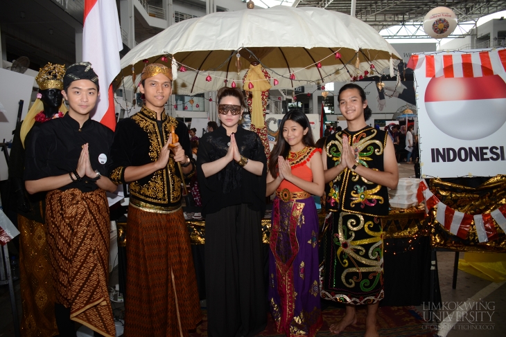 Dato’ Tiffanee Marie Lim with the students at Indonesia's booth