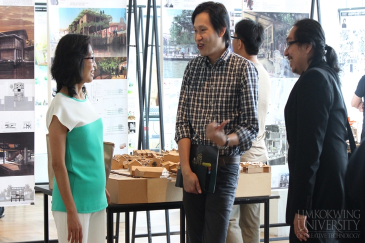 Managing Director of Backbone Entertainment, Evelyn Lee (left) and the Head of Industry & Business Development of the Multimedia Development Corporation (MDeC), Siow Aik Wee (centre) discusses career opportunities for the graduating students with Faculty Manager, Eddie Soon