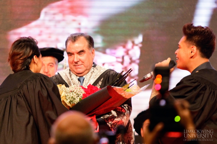 H.E Emomali Rahmon receiving a token of appreciation from Limkokwing University