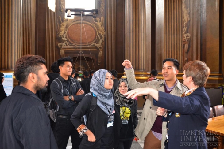 Felda Generasi Global students on a tour of the university