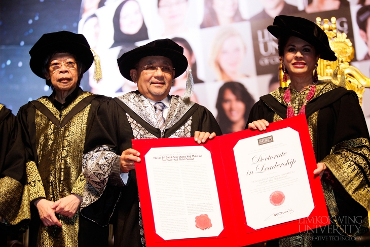 Datuk Seri Utama Haji Mohd Isa bin Dato' Haji Abdul Samad was conferred an Honorary Doctorate in Leadership