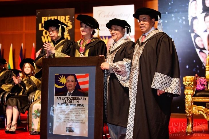 Over a thousand students graduates from Limkokwing University_003