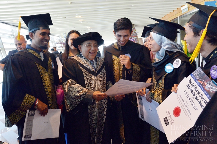 Datuk Seri Utama Haji Mohd Isa bin Dato' Haji Abdul Samad with some of the FELDA students who had won awards