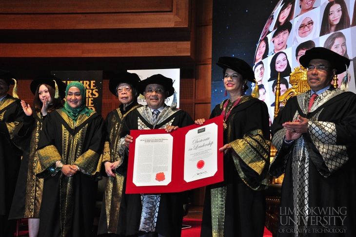 Over a thousand students graduates from Limkokwing University_009