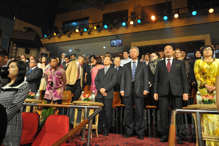 The dignitaries standing to attention during 'Negaraku'