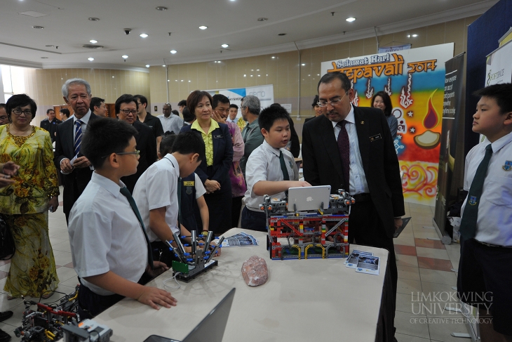 Dato' Jailani Johari inspecting one of the submissions in this year's APICTA Awards