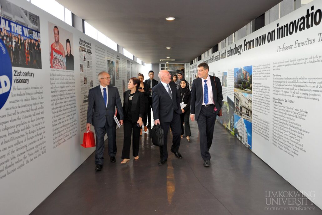 The head of Southampton Solent University in a visit to cement ties_002