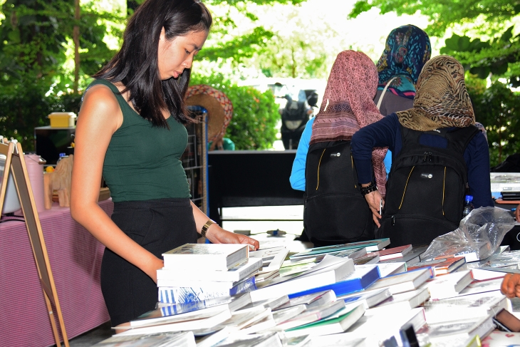 Professional design students hold fundraising bazaar_002