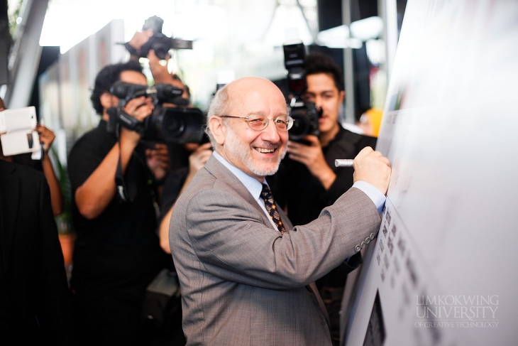 H.E Christian Rehren, Ambassador of Chile to Malaysia, signing the welcome board