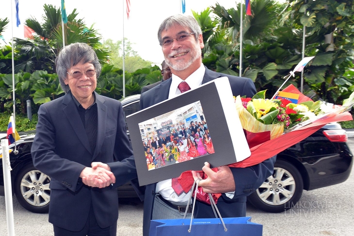 H.E Manuel Guzman, Ambassador of Venezuela to Malaysia (right), shaking hands with Tan Sri Lim Kok Wing, President and Founder of Limkokwing University