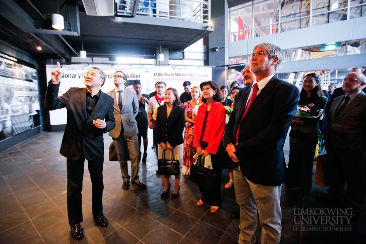 Limkokwing VP Dato' Raja Aznil Raja Hisham giving a briefing to the GRULAC delegation