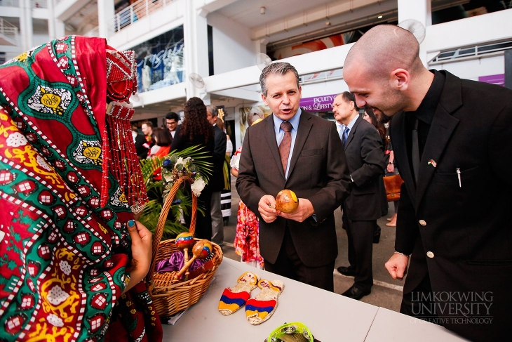 H.E Victor Hugo Echeverri stopping by a booth at the Latin American-themed Courtyard Fiesta Bazaar held during the visit