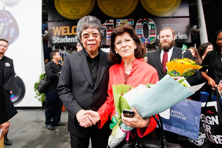 H.E Maria Isabel Rendon taking a picture with Tan Sri Lim Kok Wing