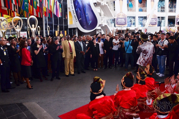 Honourable Masisi being entertained with the traditional Malay dance of 'Dikir Barat'