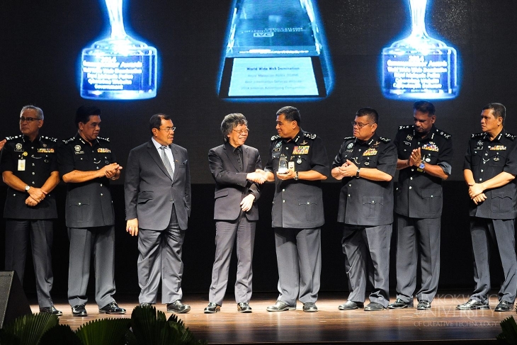 On stage are Tan Sri Lim Kok Wing, Tan Sri Khalid Abu Bakar, Tan Sri Aseh Che Mat and other high-ranking members of the Royal Malaysia Police