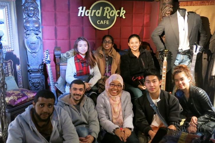 Students attend marketing talk by Hard Rock Café_002