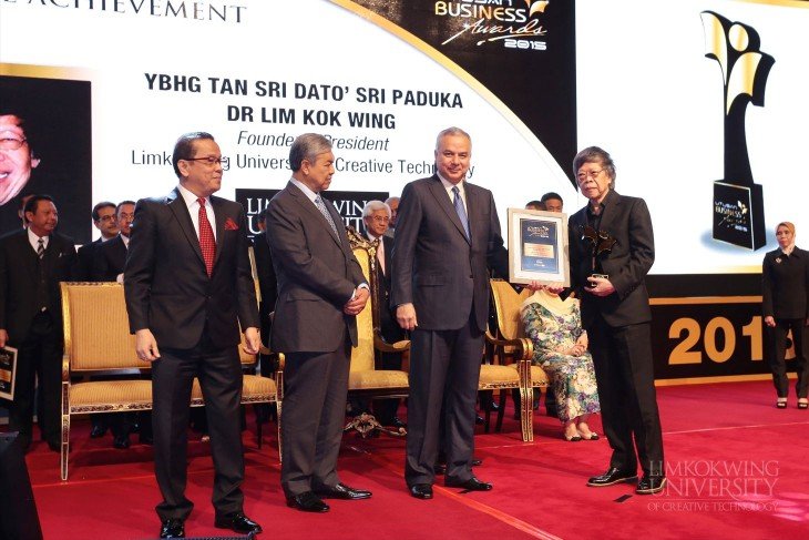 Founder and President of Limkokwing University receives Utusan’s Lifetime Achievement Award_001