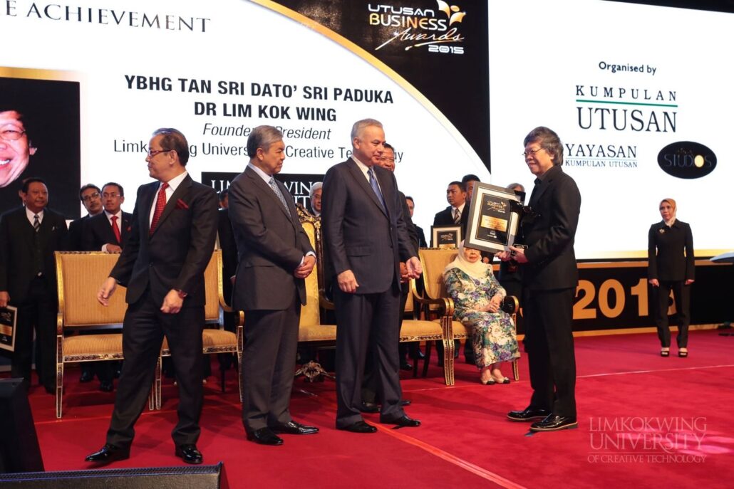 Founder and President of Limkokwing University receives Utusan’s Lifetime Achievement Award_007