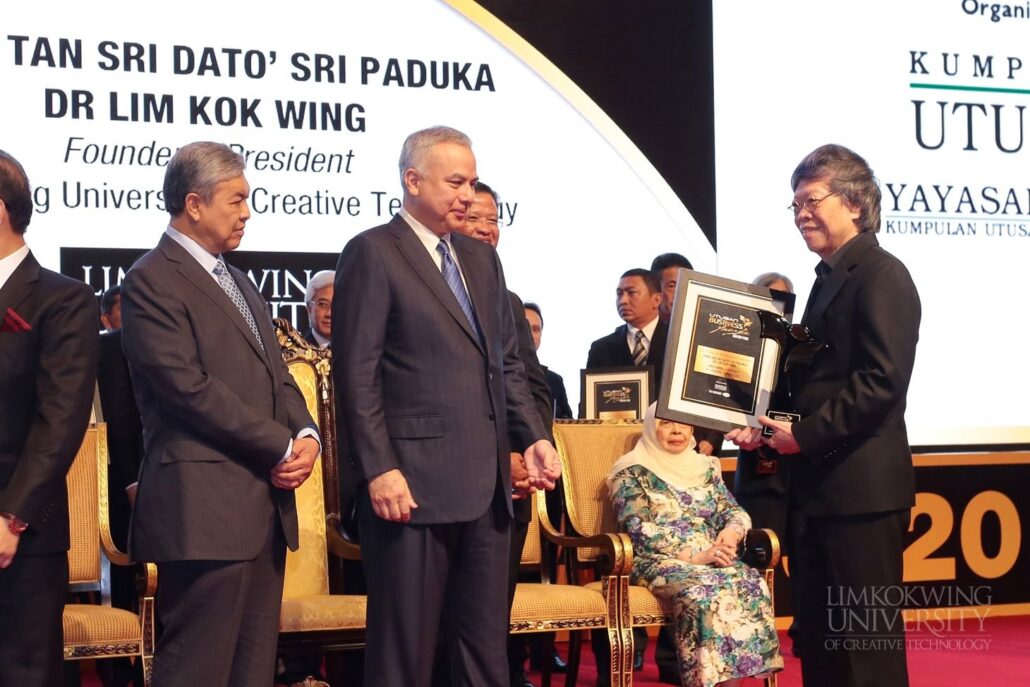 Founder and President of Limkokwing University receives Utusan’s Lifetime Achievement Award_008