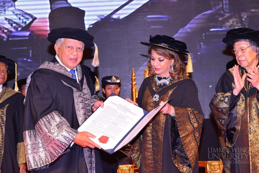 Governor of Melaka TYT Tun Datuk Seri Utama Mohd Khalil bin Yaakob receives Honorary Doctorate_006