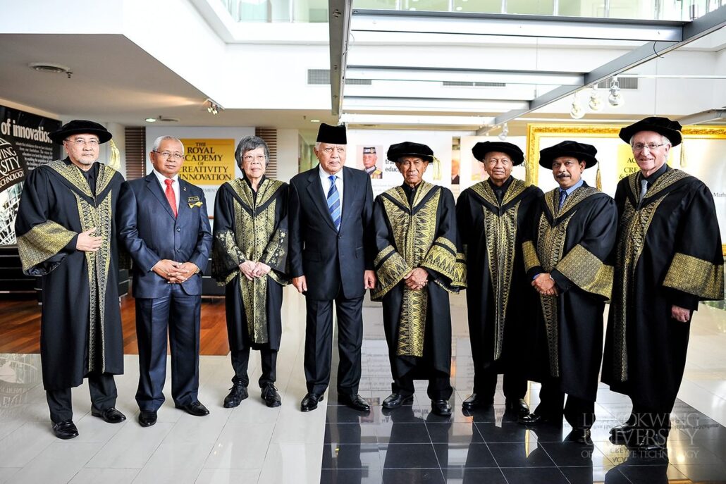 Governor of Melaka TYT Tun Datuk Seri Utama Mohd Khalil bin Yaakob receives Honorary Doctorate_007