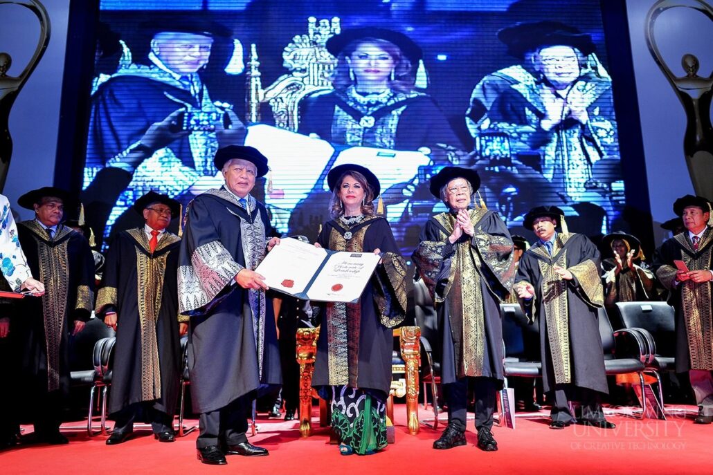 Governor of Melaka TYT Tun Datuk Seri Utama Mohd Khalil bin Yaakob receives Honorary Doctorate_009