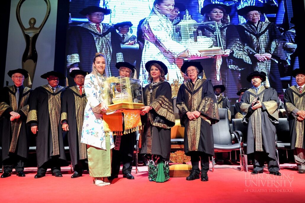 Governor of Melaka TYT Tun Datuk Seri Utama Mohd Khalil bin Yaakob receives Honorary Doctorate_010