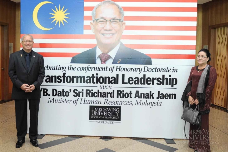 Dato’ Richard Riot receives an Honorary Doctorate in Transformational Leadership from Limkokwing University_003