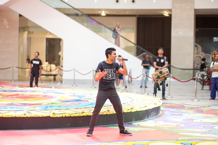 Limkokwing students wow shoppers at Pavilion with stunning Deepavali “Unity Kolam”_002