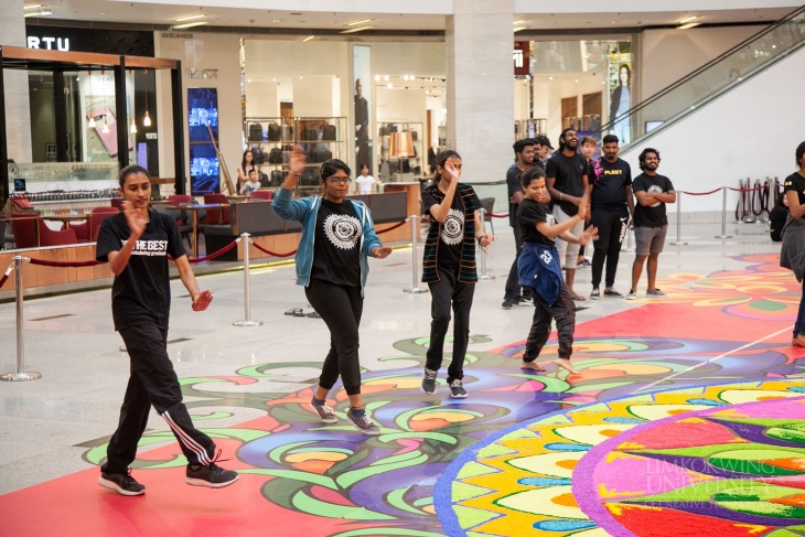 Limkokwing students wow shoppers at Pavilion with stunning Deepavali “Unity Kolam”_003