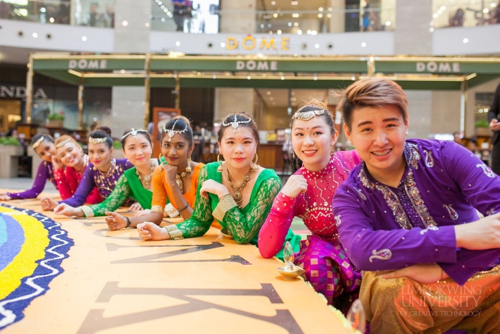 Limkokwing students wow shoppers at Pavilion with stunning Deepavali “Unity Kolam”_004