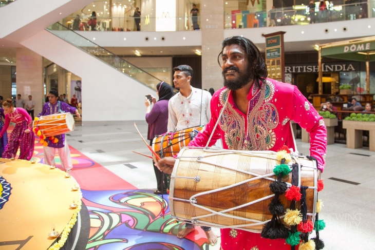 Limkokwing students wow shoppers at Pavilion with stunning Deepavali “Unity Kolam”_005