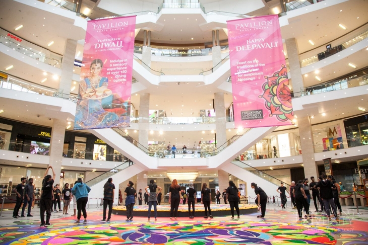 Limkokwing students wow shoppers at Pavilion with stunning Deepavali “Unity Kolam”_006